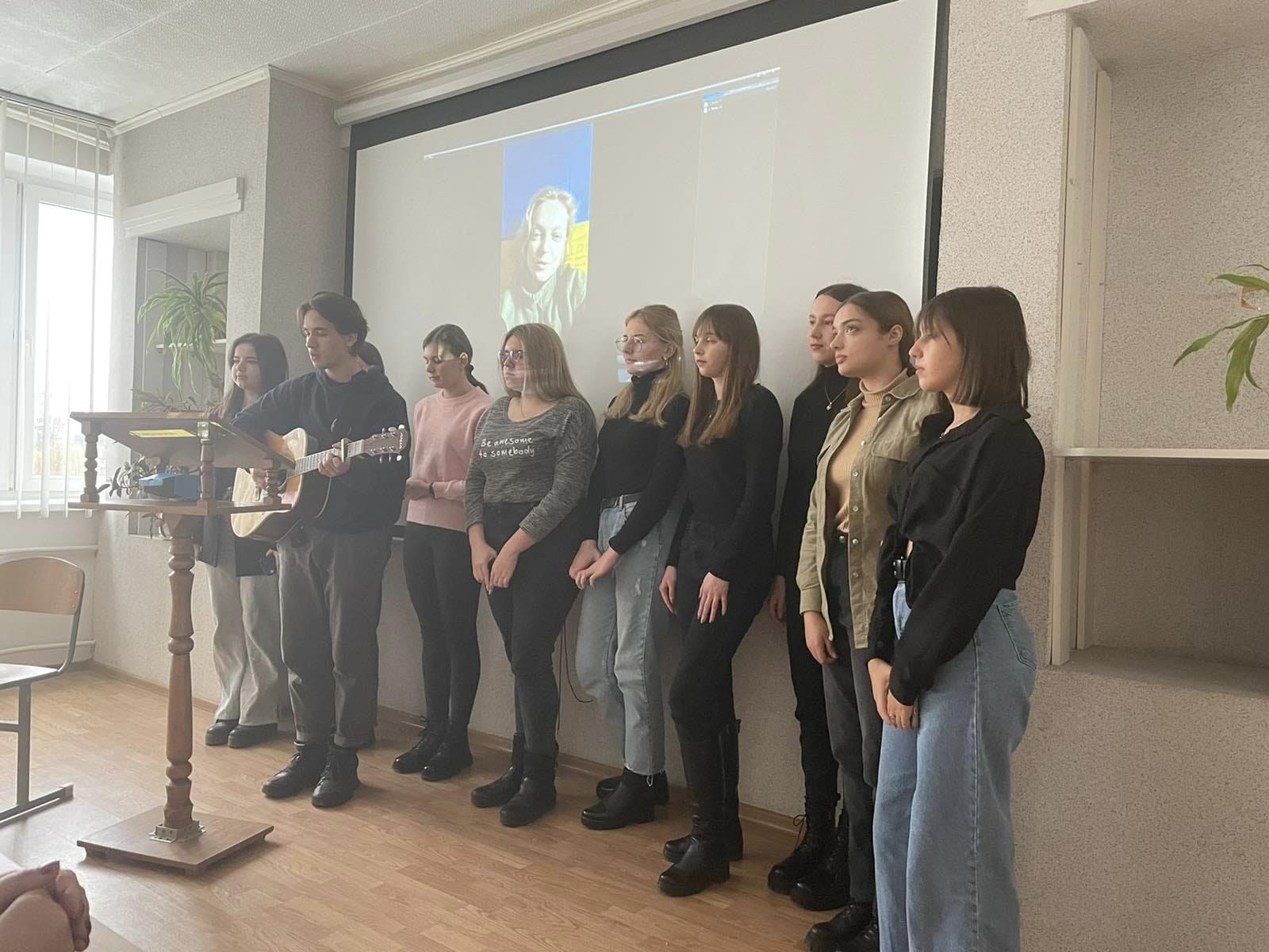 Музичний номер від першокурсників факультету філології і журналістики